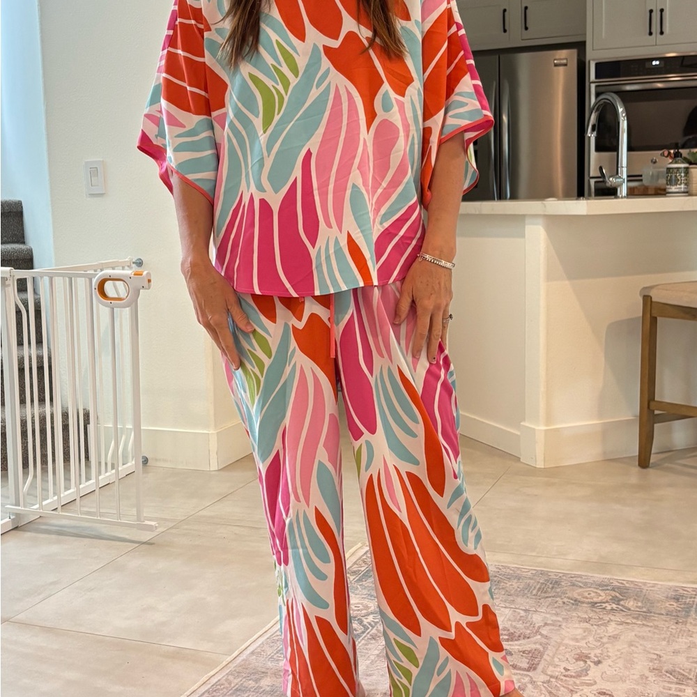 Natori Multicolor Leaf Print lounge set